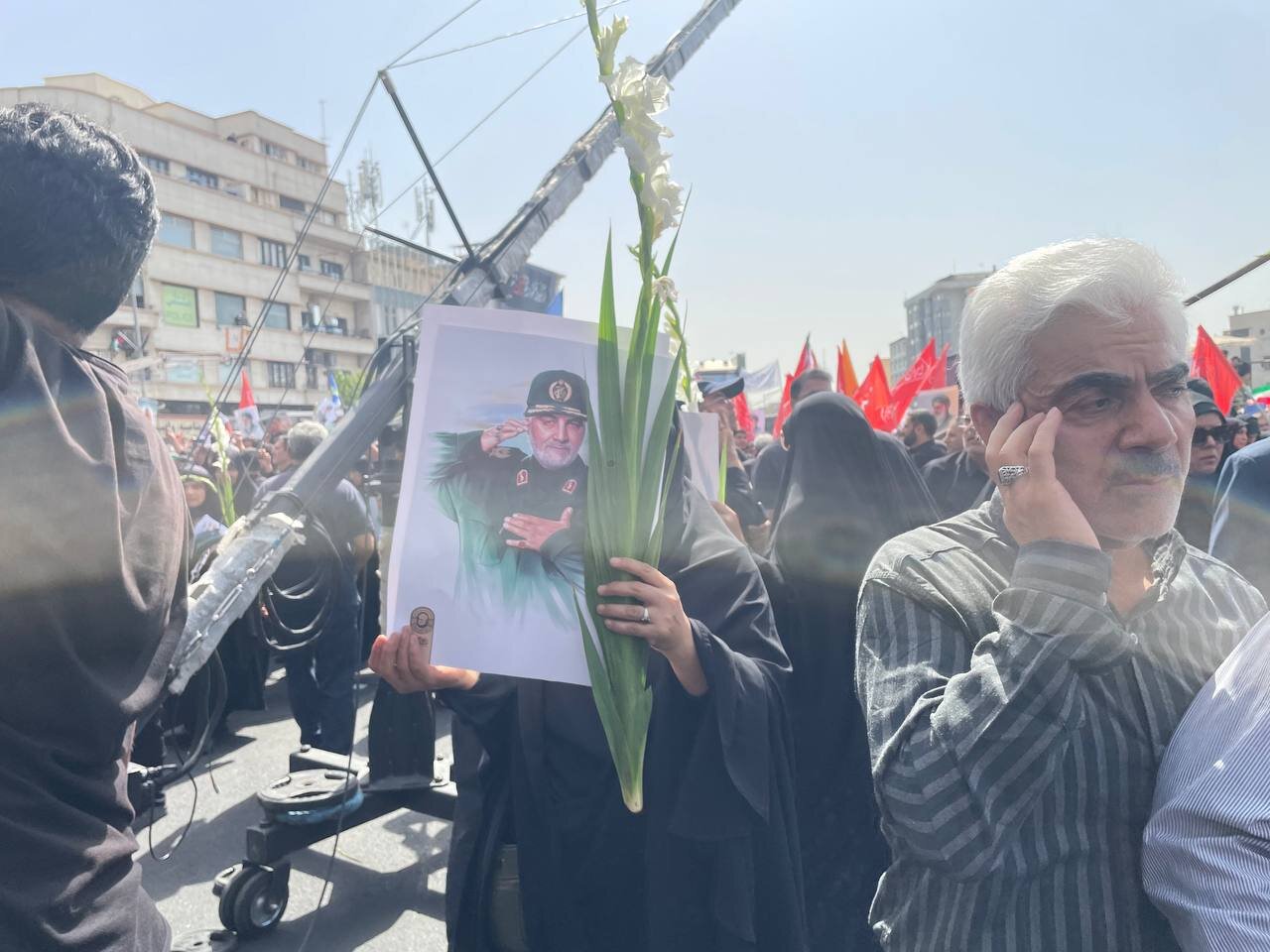 واکنش جالب خبرگزاری فرانسه به مراسم تشییع پیکر شهدای اقتدار / کفن پوشان به میدان آمدند / تصاویر سردار سلیمانی در دستان مردم؛ فراموشت نمیکنیم ژنرال! 5