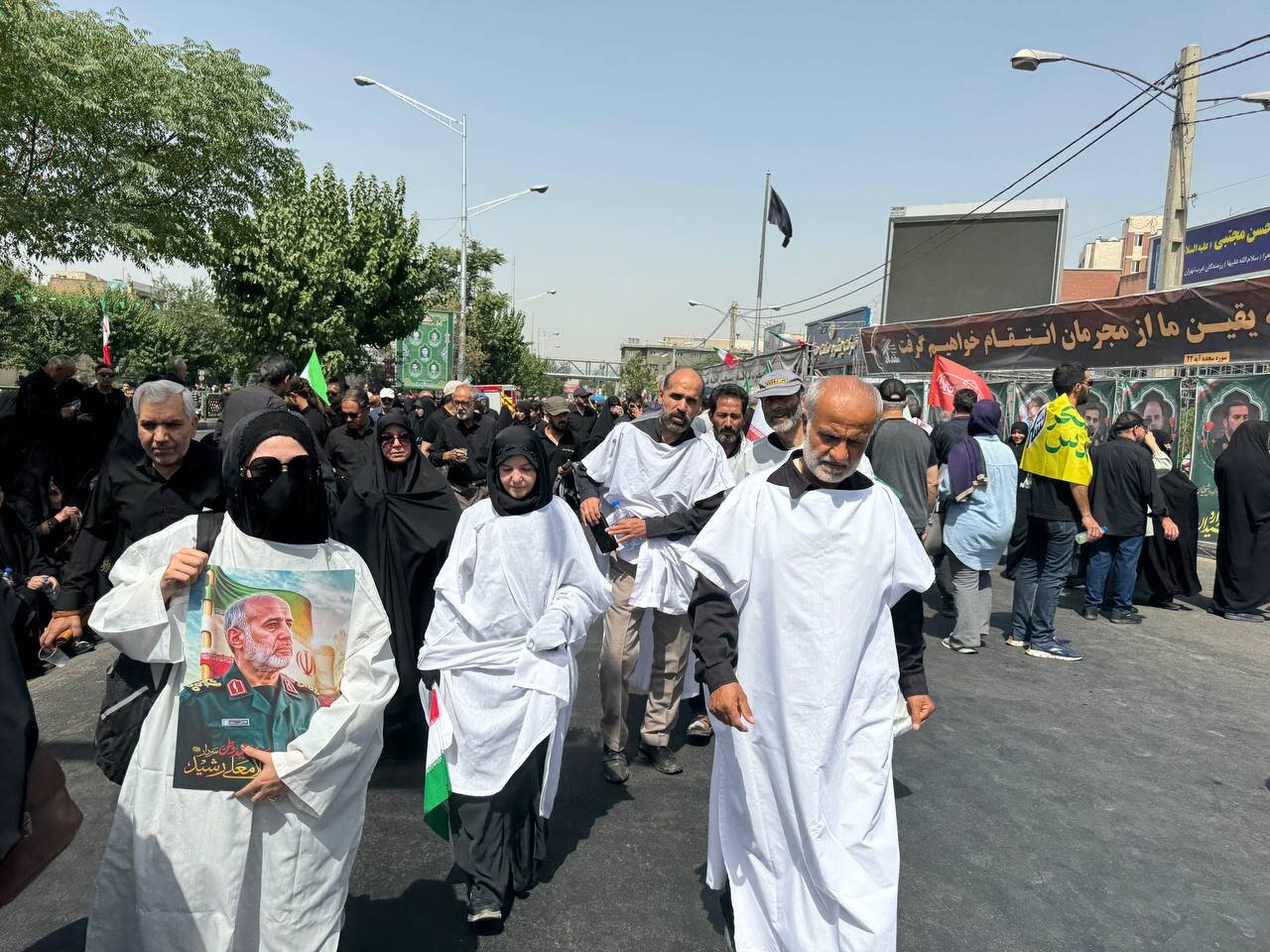 واکنش جالب خبرگزاری فرانسه به مراسم تشییع پیکر شهدای اقتدار / کفن پوشان به میدان آمدند / تصاویر سردار سلیمانی در دستان مردم؛ فراموشت نمیکنیم ژنرال! 6