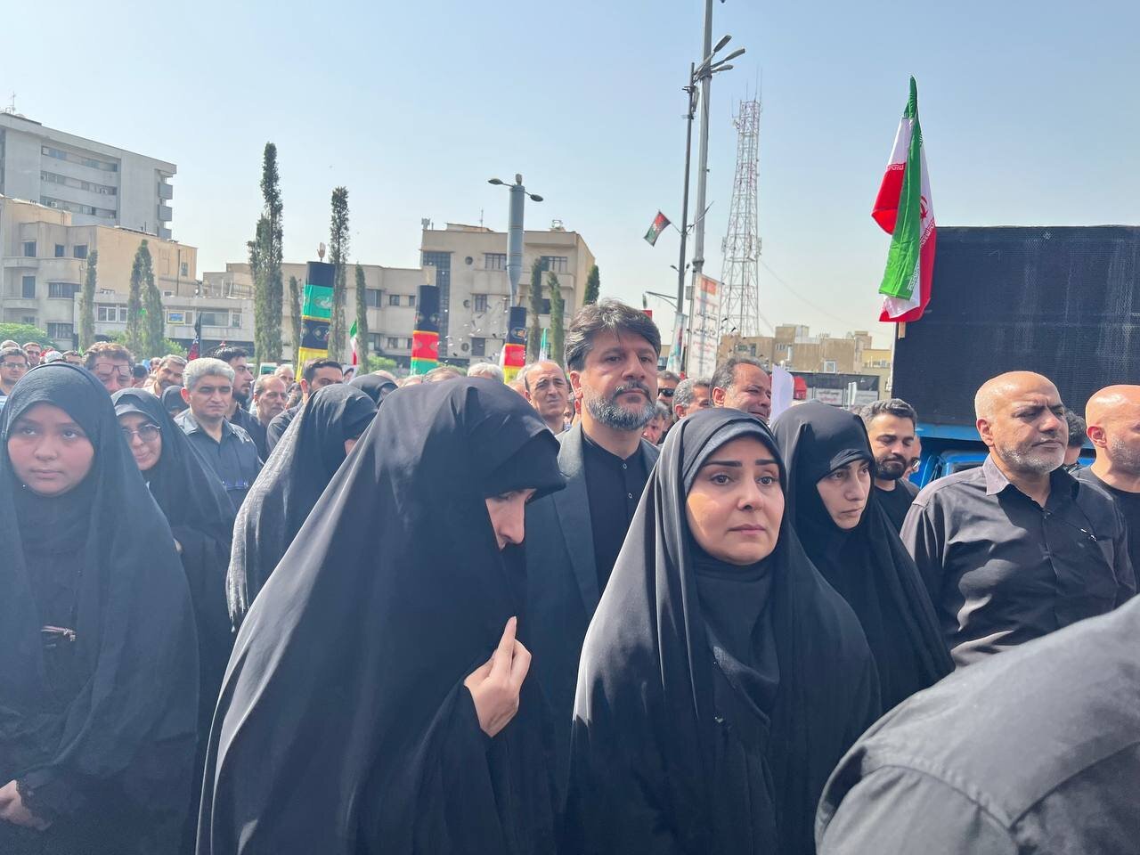 بدرقه باشکوه سرداران و دانشمندان شهید توسط مردم ایران/ سردار قاآنی و پزشکیان در میان مردم/ تابوت کودکان جلودار کاروان شهدا شد