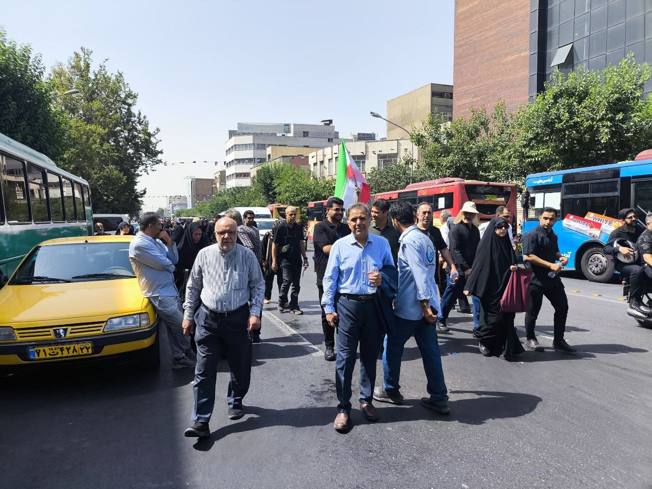 حضور وزرای اسبق نفت و راه و شهرسازی در آیین تشییع شهدای حمله اسرائیل به کشورمان/ حسامالدین آشنا هم بود