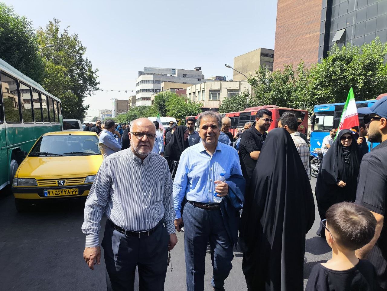 حضور وزرای اسبق نفت و راه و شهرسازی در آیین تشییع شهدای حمله اسرائیل به کشورمان/ حسامالدین آشنا هم بود