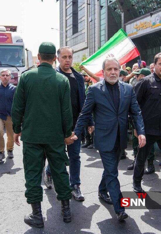 تصویری از وزیرخارجه میدان و دیپلماسی دست در دست هم