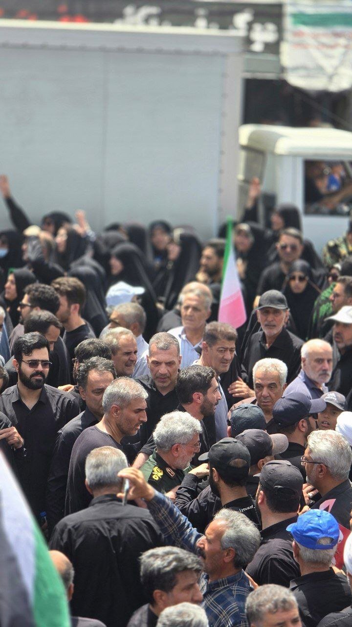 حضور سردار قاآنی در مراسم تشییع پیکر شهدای اقتدار