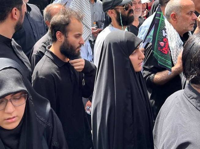 تصویری از فرزندان شهید سلیمانی در تشییع شهدای حملات اسرائیل 2