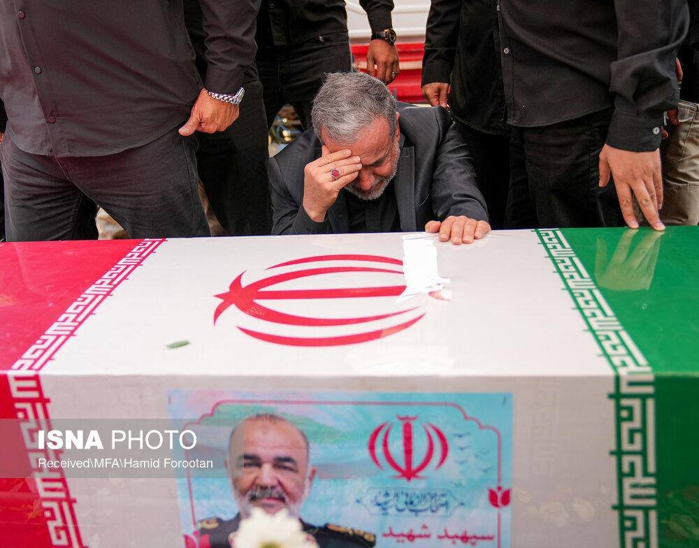 گریه عراقچی در وداع با پیکر سردار سلامی+ عکس