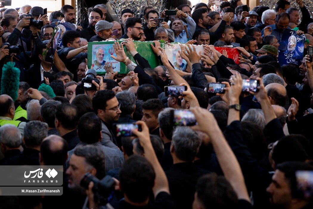 تصاویری از حضور مردمی در مراسم خاکسپاری شهید طهرانچی و همسرش