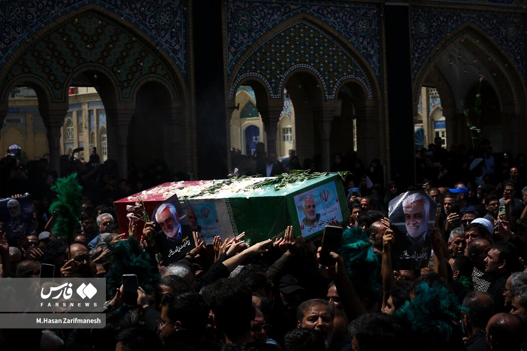 تصاویری از حضور مردمی در مراسم خاکسپاری شهید طهرانچی و همسرش