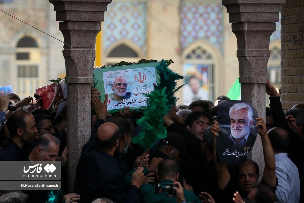 تصاویری از حضور مردمی در مراسم خاکسپاری شهید طهرانچی و همسرش