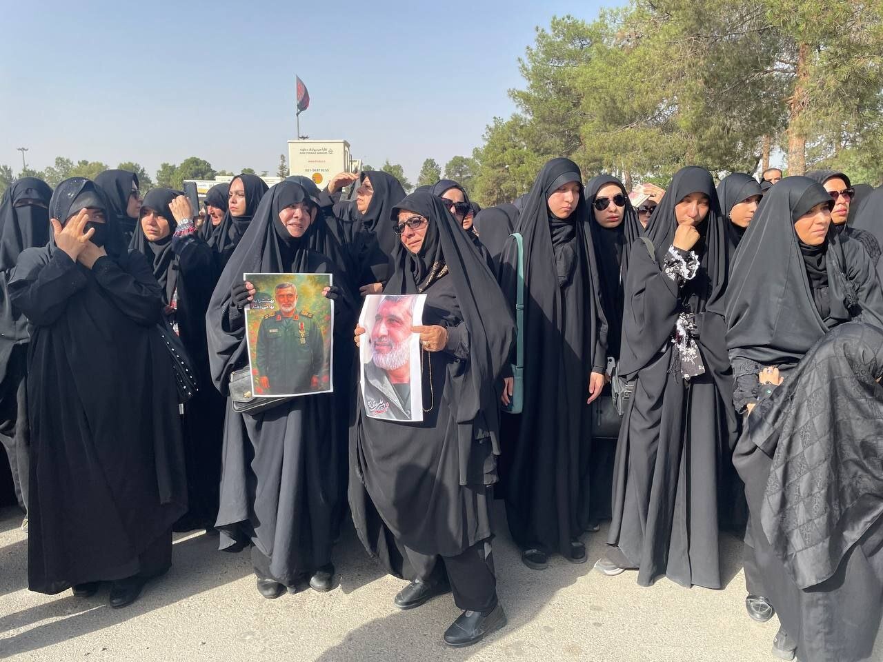 تصاویری از آرامگاه ابدی سردار شهید حاجی زاده/ مراسم تشییع درحال برگزاری است