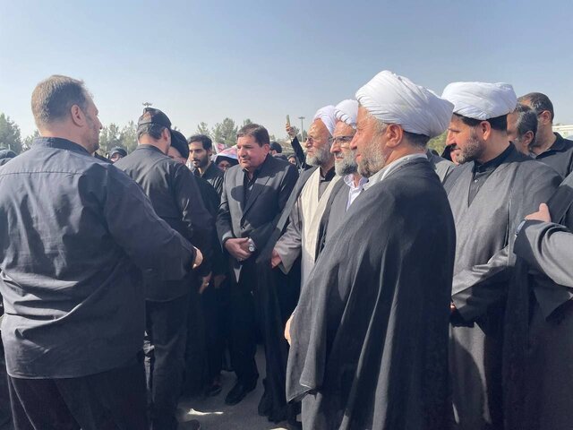 تصاویر اقامه نماز بر پیکر دو سردار شهید سپاه پاسداران/ محمد مخبر هم آمده بود