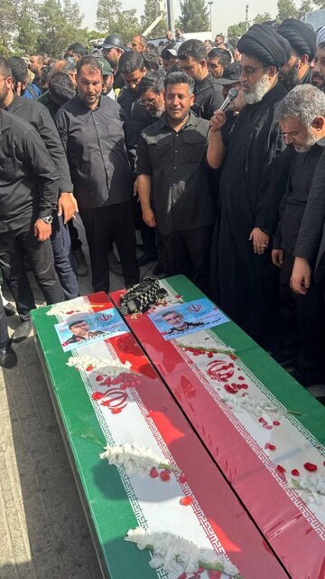 تصاویر اقامه نماز بر پیکر دو سردار شهید سپاه پاسداران/ محمد مخبر هم آمده بود