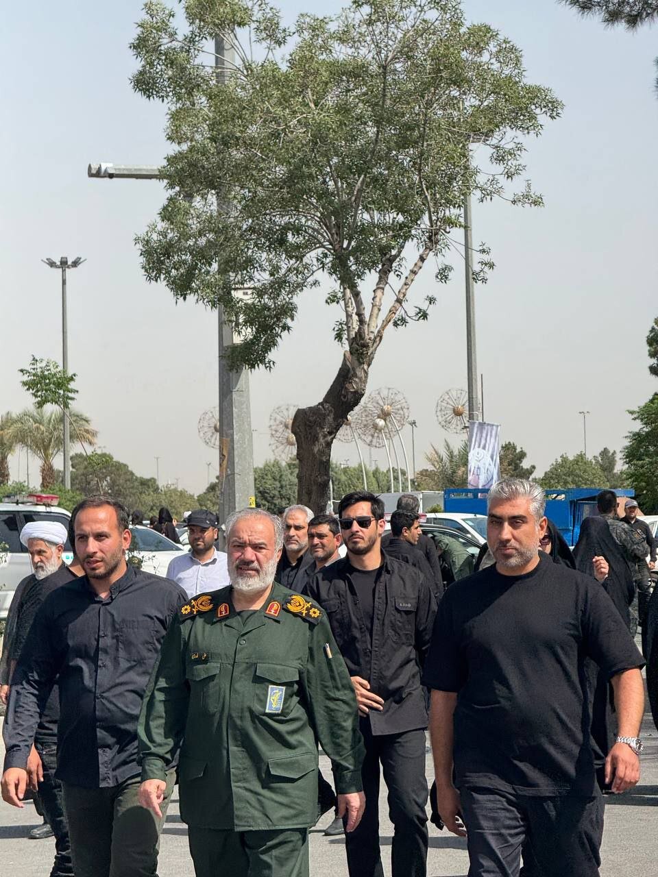 تصویری از حضور سردار قاآنی در مراسم تشییع شهید حاجی زاده / سردار فدوی و حسین طائب هم آمده بودند 4