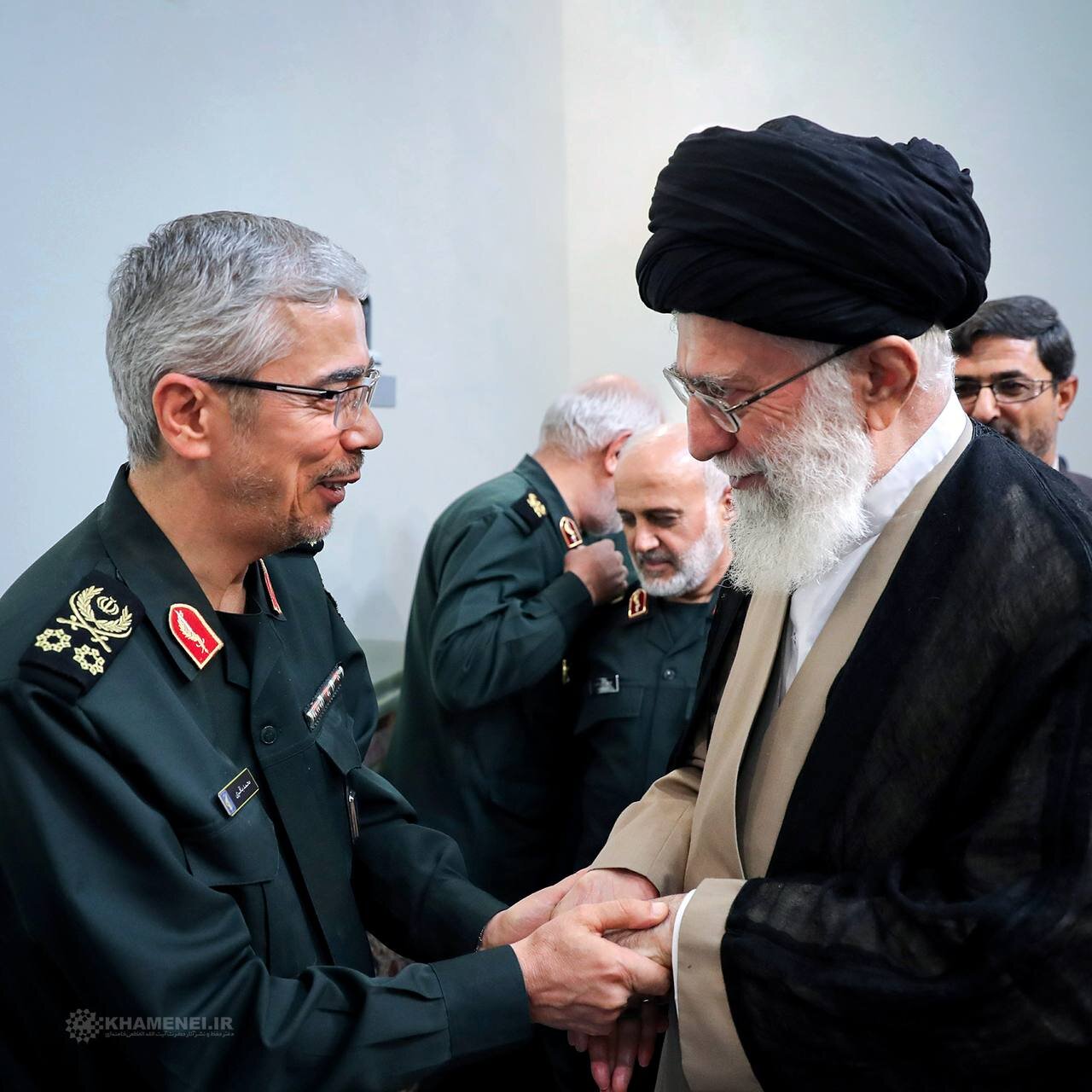 تصویری از شهید باقری در کنار رهبر انقلاب