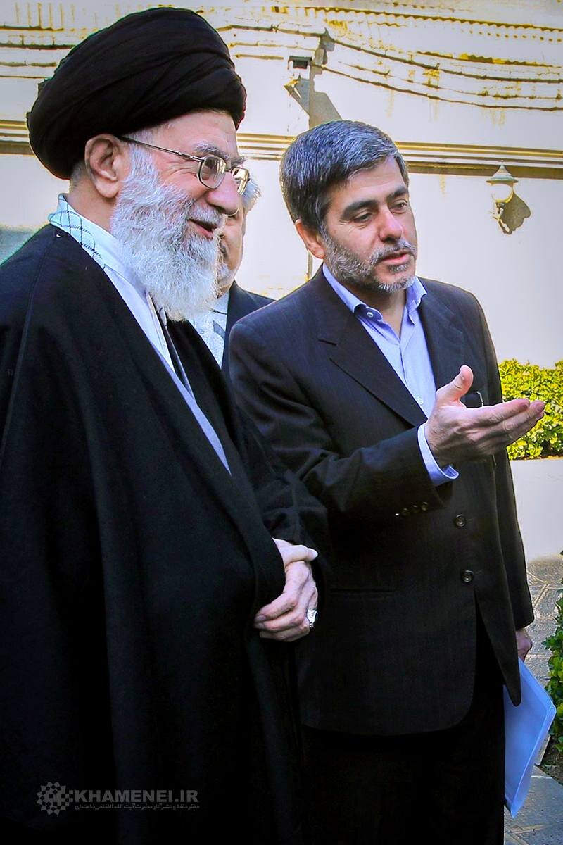 تصویری از شهید فریدون عباسی در کنار رهبر انقلاب 2