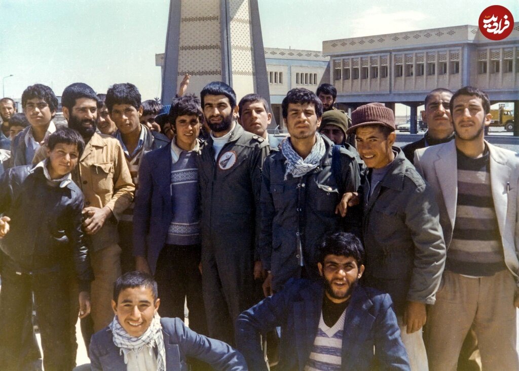 عکس/ عباس بابایی در حال گرفتن عکس یادگاری با جوانان تهرانی، دهه ۵۰