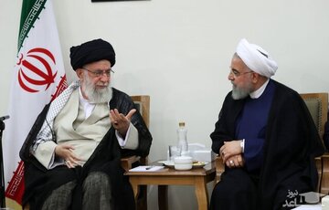عکس/ حسن روحانی در حال نماز خواندن پشت سر رهبر انقلاب؛ سال ۵۸