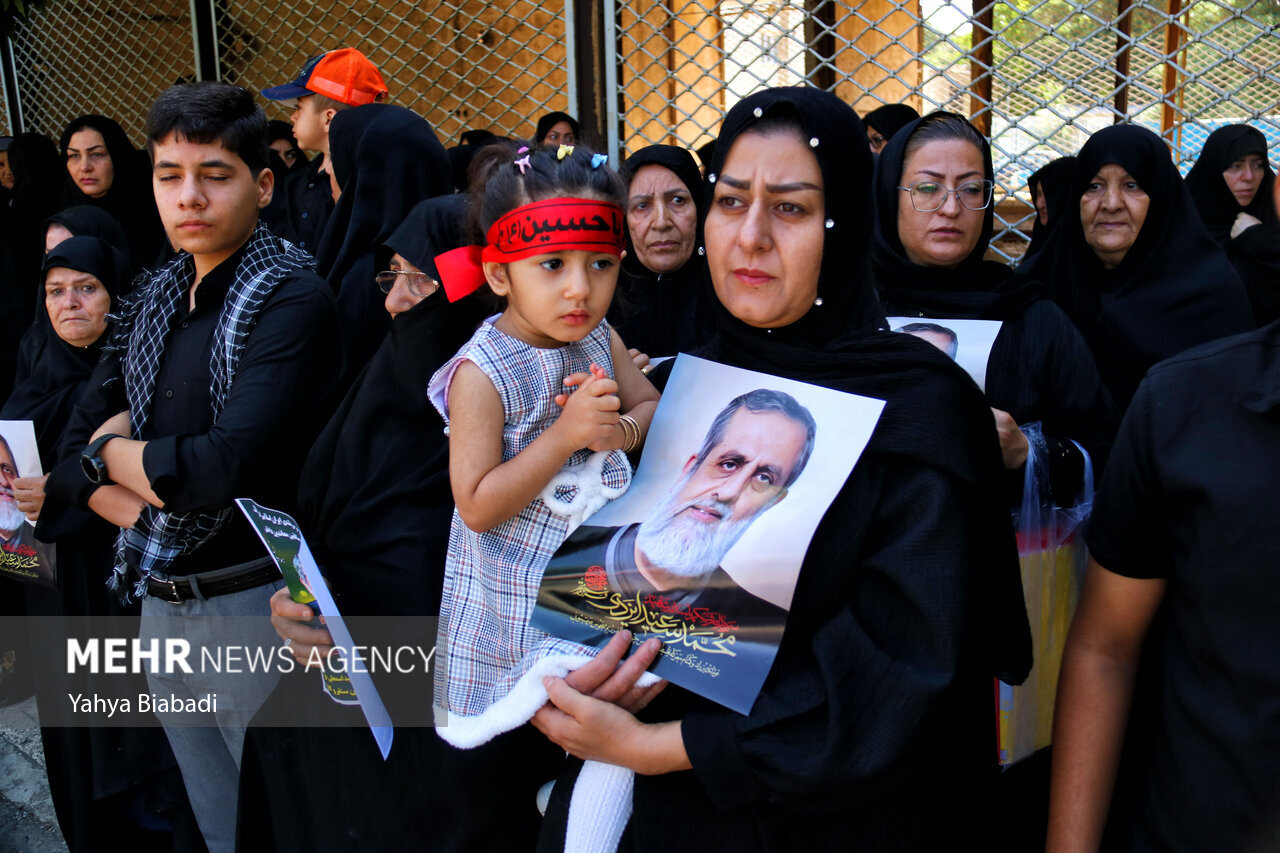 تصاویری از استقبال مردم از پیکر شهید «حاج رمضان»