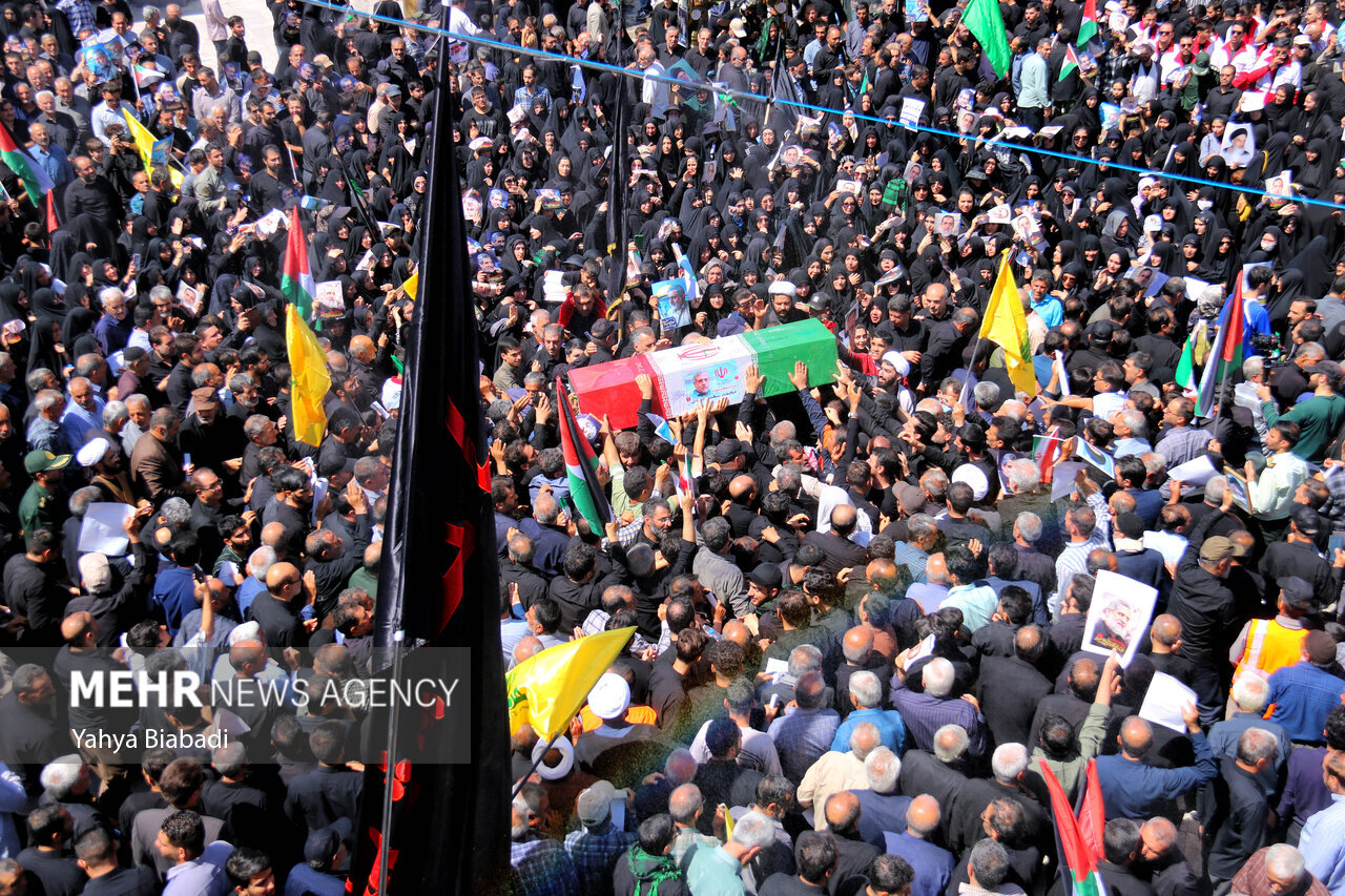 تصاویری از استقبال مردم از پیکر شهید «حاج رمضان»