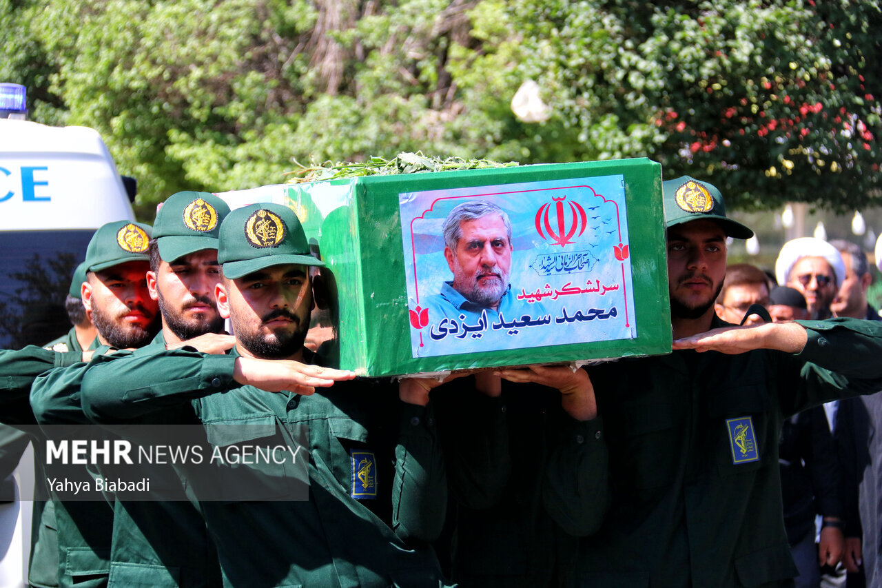 تصاویری از استقبال مردم از پیکر شهید «حاج رمضان»