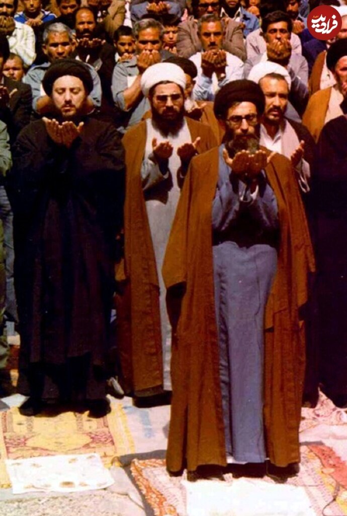 عکس/ حسن روحانی در حال نماز خواندن پشت سر رهبر انقلاب؛ سال ۵۸