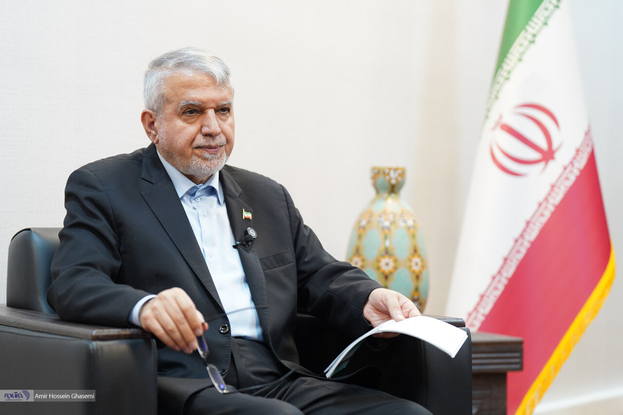 از تختجمشید تا امروز: هویت ایرانی در برابر ایرانهراسی / پزشکیان در طول جنگ برخلاف توصیههای امنیتی کنار مردم ماند / جنگ هویت ملت ایران را تقویت کرد 2