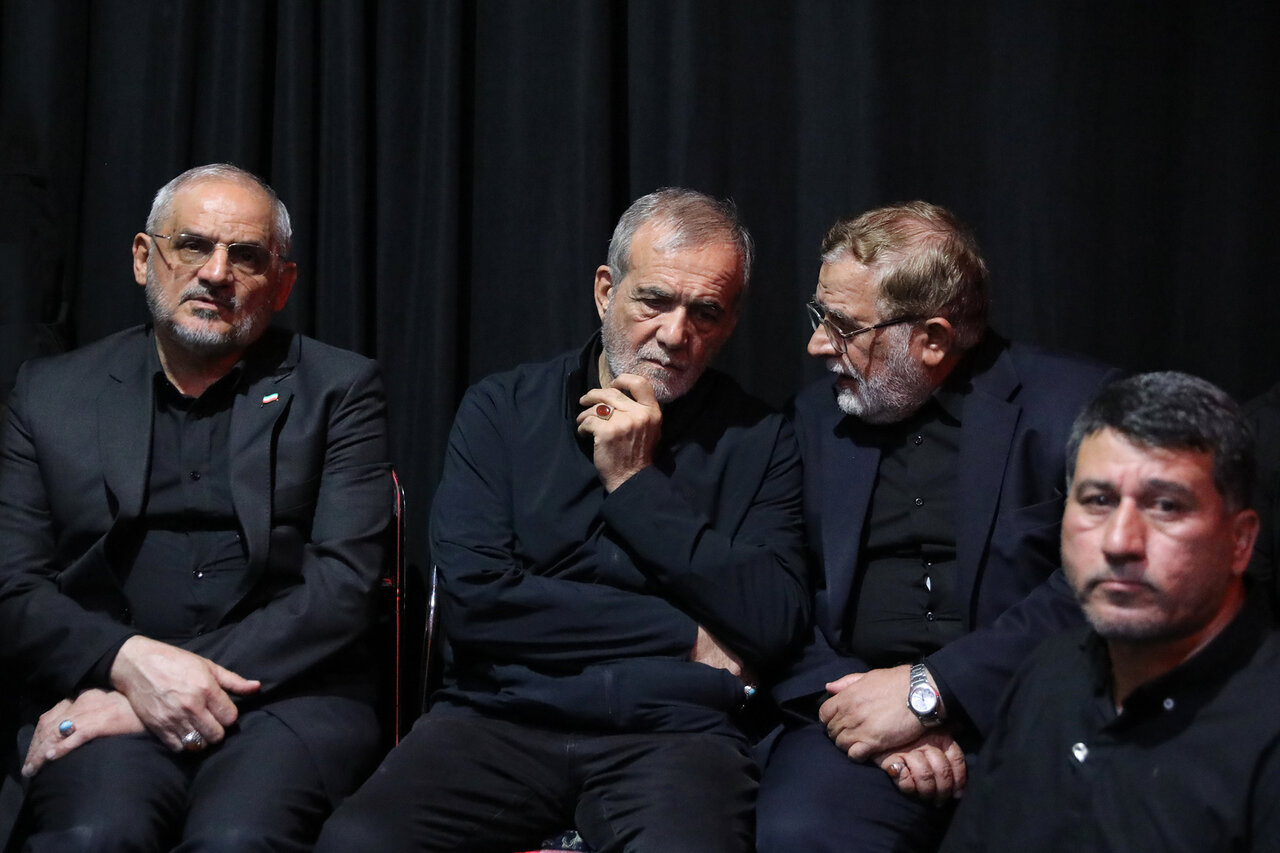 حضور مسعود پزشکیان در مراسم گرامیداشت شهید محمد باقری +تصاویر 1 حضور مسعود پزشکیان در مراسم گرامیداشت شهید محمد باقری +تصاویر