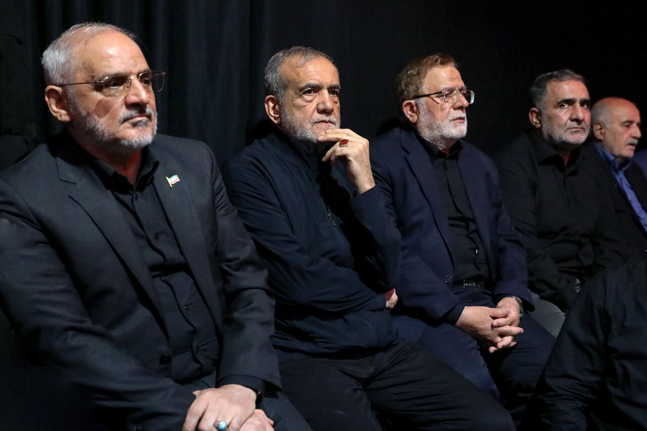 حضور مسعود پزشکیان در مراسم گرامیداشت شهید محمد باقری +تصاویر 2 حضور مسعود پزشکیان در مراسم گرامیداشت شهید محمد باقری +تصاویر