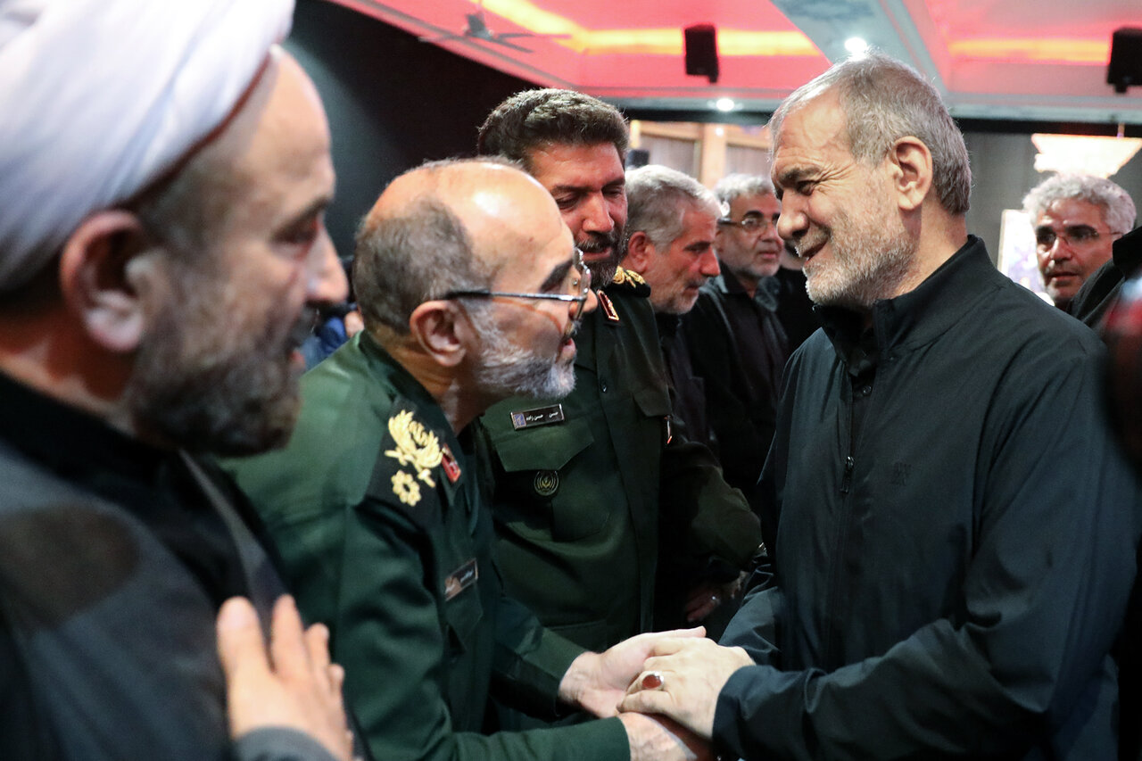 حضور مسعود پزشکیان در مراسم گرامیداشت شهید محمد باقری +تصاویر 4 حضور مسعود پزشکیان در مراسم گرامیداشت شهید محمد باقری +تصاویر