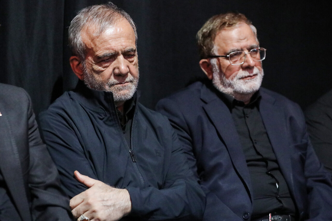 حضور مسعود پزشکیان در مراسم گرامیداشت شهید محمد باقری +تصاویر 5 حضور مسعود پزشکیان در مراسم گرامیداشت شهید محمد باقری +تصاویر