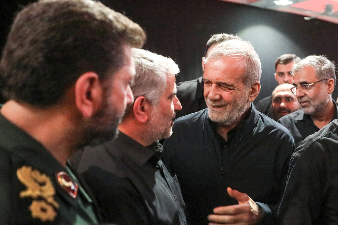 حضور مسعود پزشکیان در مراسم گرامیداشت شهید محمد باقری +تصاویر 6 حضور مسعود پزشکیان در مراسم گرامیداشت شهید محمد باقری +تصاویر