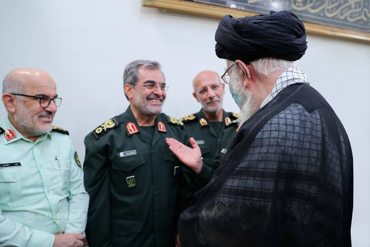 تصویری از سردار شهید ربانی در کنار رهبر انقلاب 2