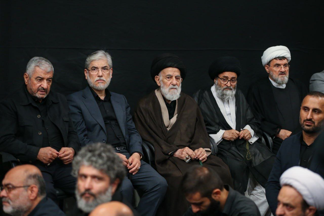 تصاویری از حضور علی لاریجانی، پزشکیان، سید حسن خمینی و جمعی از مسئولان در مراسم عزاداری حسینیه امام خمینی (ره)