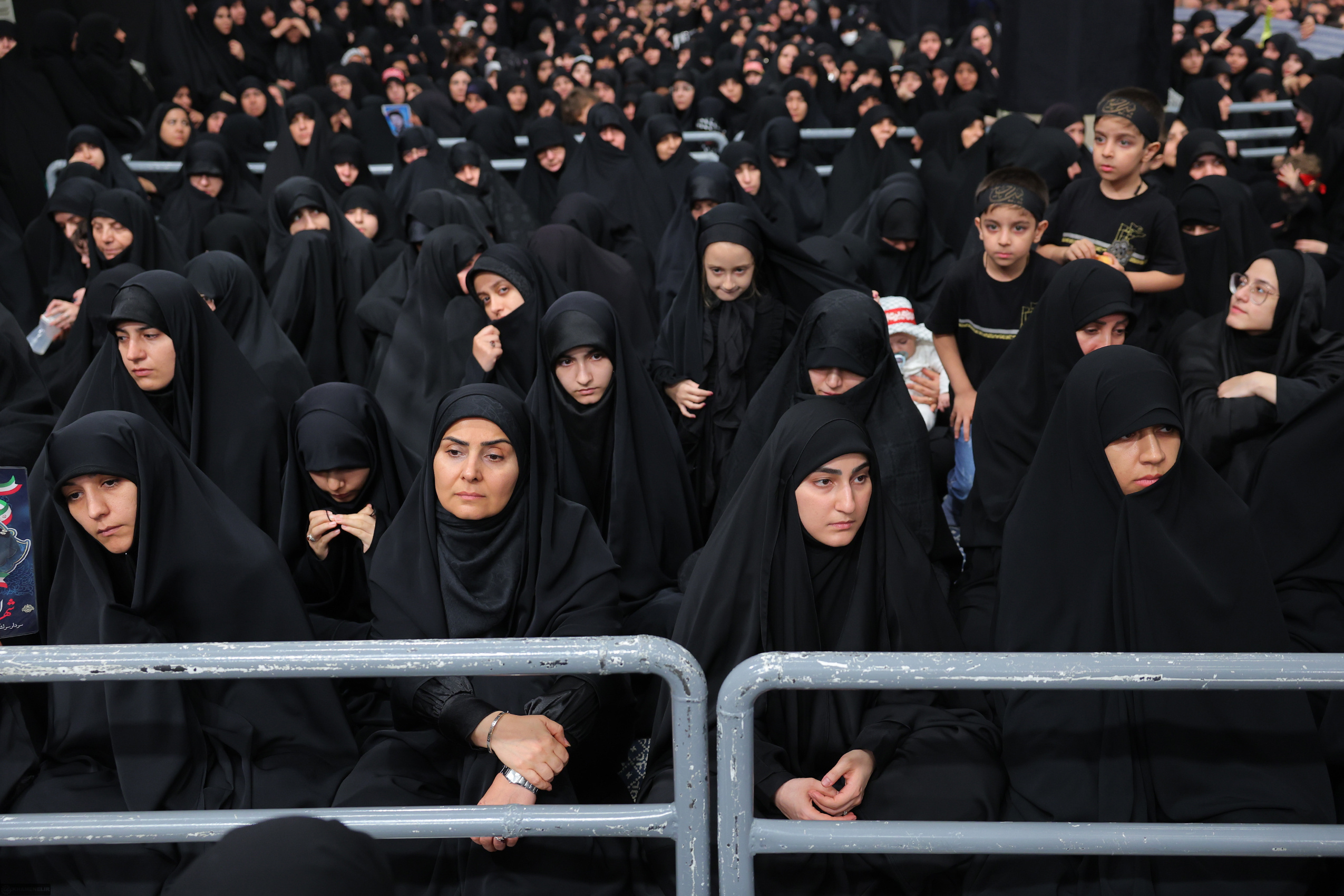 تصاویری از حضور فرزندان شهید سلیمانی در مراسم عزاداری بیت رهبری