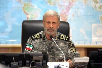 عکسی از فرمانده کل ارتش در خانه یک شهید مدافع وطن / مأموریت پدافند هوایی بسیار خطیر و حساس است