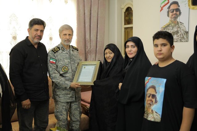عکسی از فرمانده کل ارتش در خانه یک شهید مدافع وطن/ مأموریت پدافند هوایی بسیار خطیر و حساس است