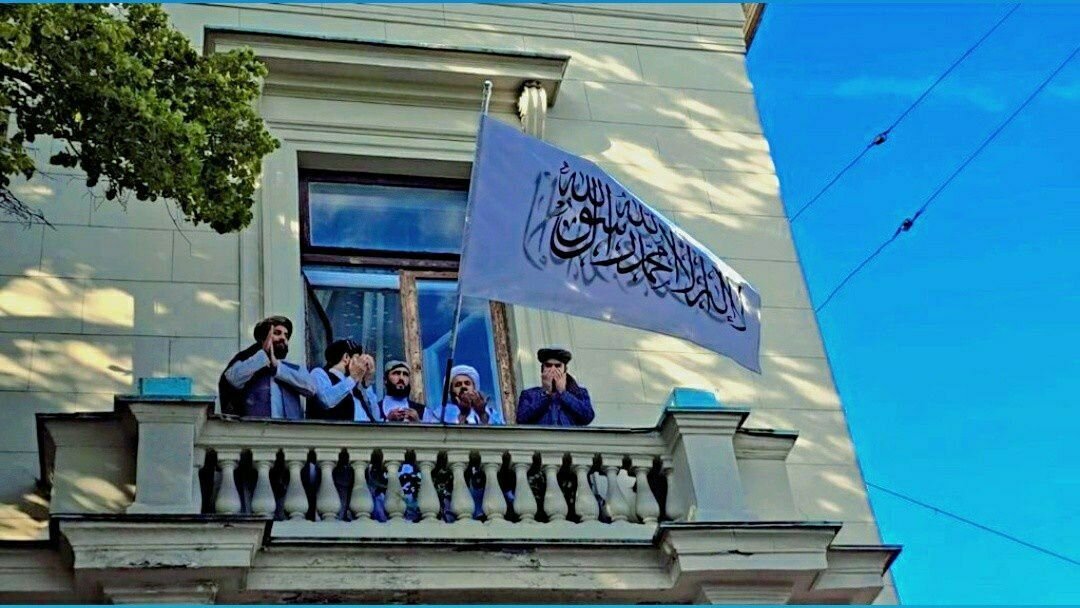عکس | پرچم امارت اسلامی رسماً در سفارت افغانستان در مسکو پایتخت روسیه بر افراشته شد