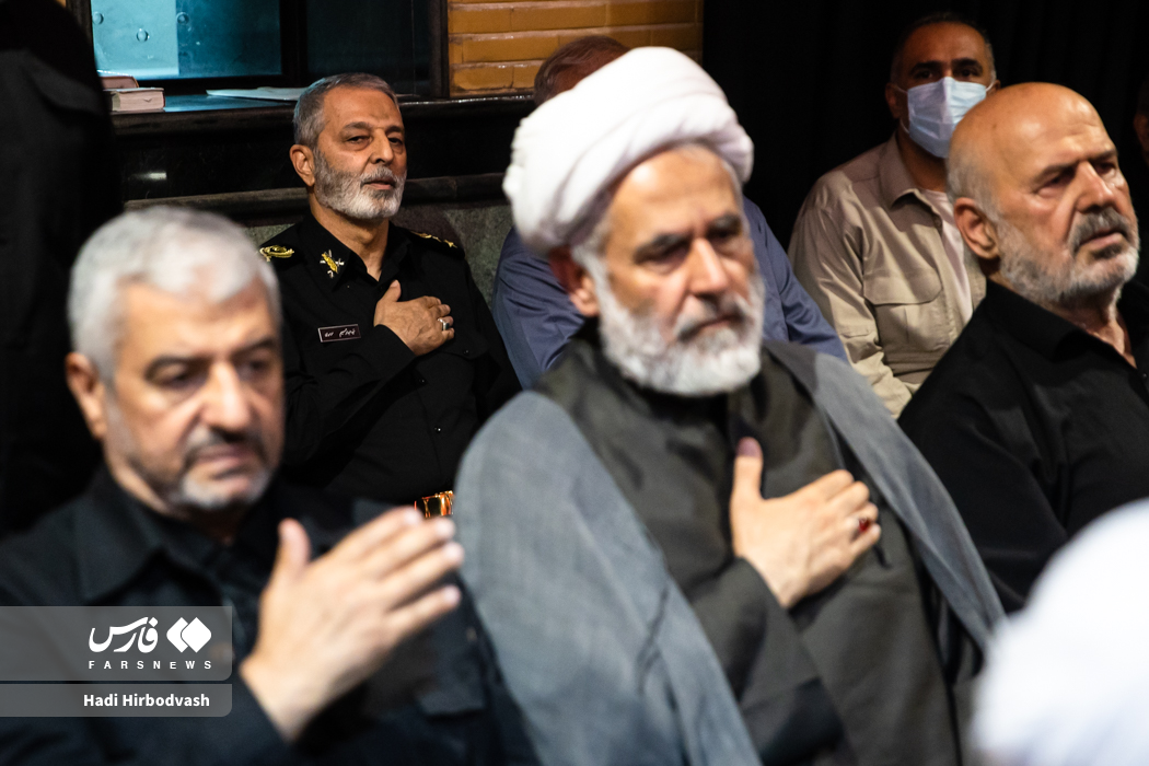 عزیز جعفری و طائب کنار یکدیگر در یک مراسم گرامیداشت / تصاویری از فرماندهان کل سپاه از زمان دفاع مقدس تا کنون در مراسم ترحیم فرمانده کل پیشین سپاه 8
