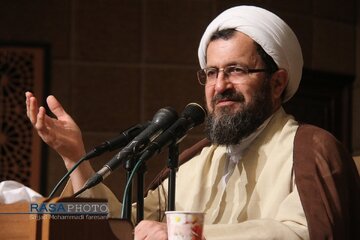 استاد حوزه علمیه: انگلیسیها، سلطنت طلبان، آمریکاییها، و صهیونیستها میخواهند نظام را سرنگون کنند / دروغ میگویند که مردم ایران را دوست دارند