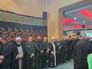 عزیز جعفری و طائب کنار یکدیگر در یک مراسم گرامیداشت / تصاویری از فرماندهان کل سپاه از زمان دفاع مقدس تا کنون در مراسم ترحیم فرمانده کل پیشین سپاه