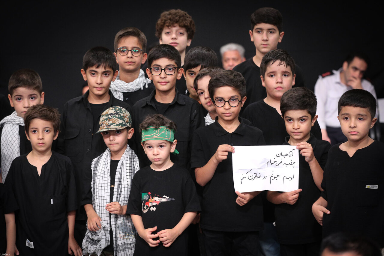 تصویری از دست نوشته متفاوت چند کودک و نوجوان در بیت رهبری؛ «آقاجان؛ چفیه نمیخوام ....»