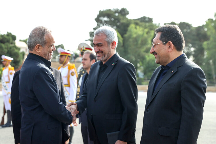 تصاویری از بدرقه کنندگان پزشکیان پیش از سفر به جمهوری آذربایجان / کدام وزیر با رئیس جمهور همراه شد؟