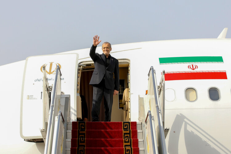 تصاویری از بدرقه کنندگان پزشکیان پیش از سفر به جمهوری آذربایجان / کدام وزیر با رئیس جمهور همراه شد؟