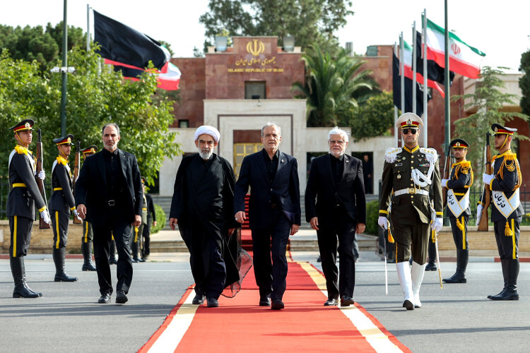 تصاویری از بدرقه کنندگان پزشکیان پیش از سفر به جمهوری آذربایجان / کدام وزیر با رئیس جمهور همراه شد؟