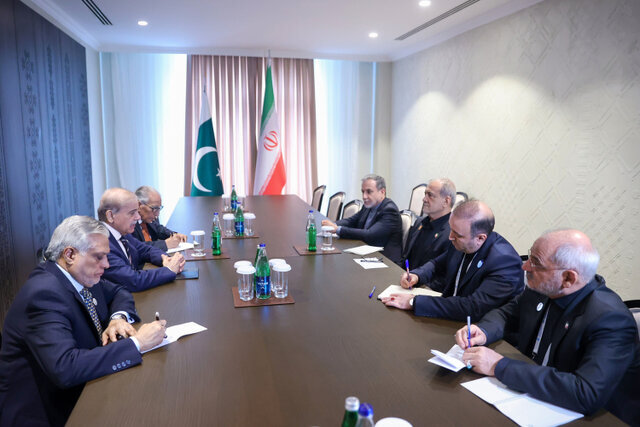 دیدار پزشکیان و نخست وزیر پاکستان + تصاویر