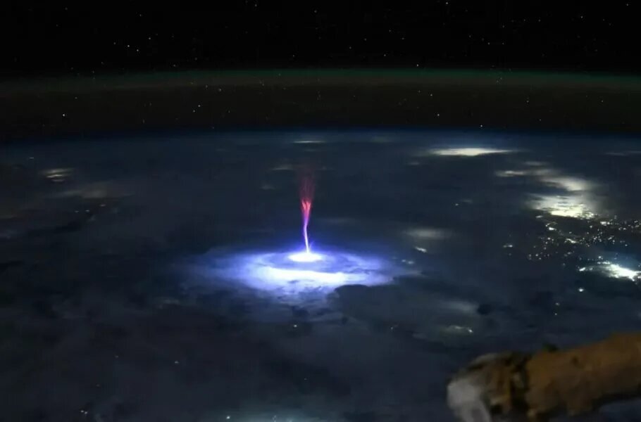 عکس | جلوه ترسناک صاعقه از نگاه فضانورد ناسا