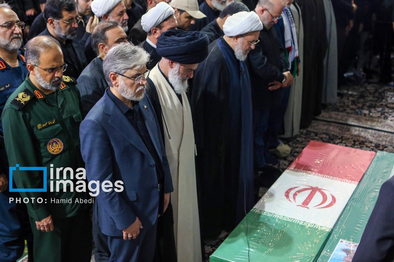 پیکر شهید ایزدی به خاک سپرده شد/ تصاویری از تشییع حاج رمضان