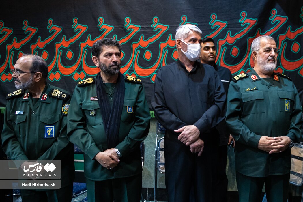 عزیز جعفری و طائب کنار یکدیگر در یک مراسم گرامیداشت / تصاویری از فرماندهان کل سپاه از زمان دفاع مقدس تا کنون در مراسم ترحیم فرمانده کل پیشین سپاه 7