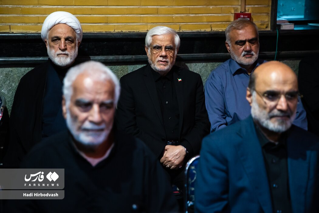 عزیز جعفری و طائب کنار یکدیگر در یک مراسم گرامیداشت / تصاویری از فرماندهان کل سپاه از زمان دفاع مقدس تا کنون در مراسم ترحیم فرمانده کل پیشین سپاه 6