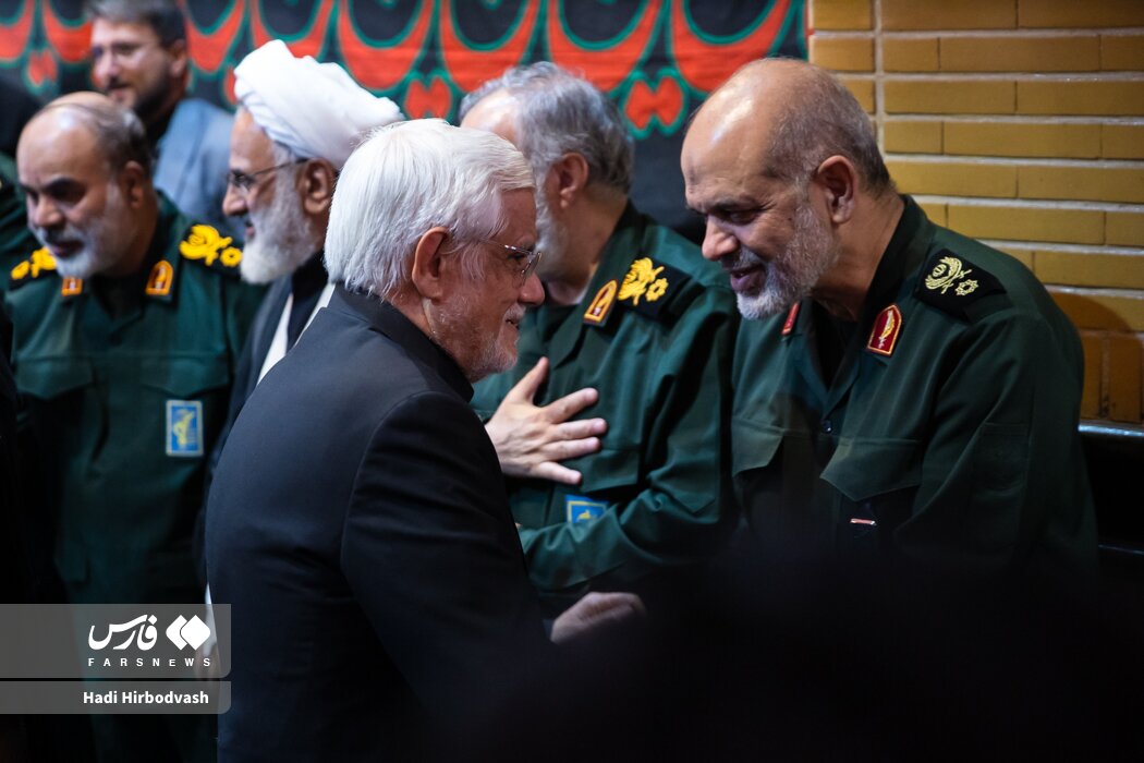 عزیز جعفری و طائب کنار یکدیگر در یک مراسم گرامیداشت / تصاویری از فرماندهان کل سپاه از زمان دفاع مقدس تا کنون در مراسم ترحیم فرمانده کل پیشین سپاه 5