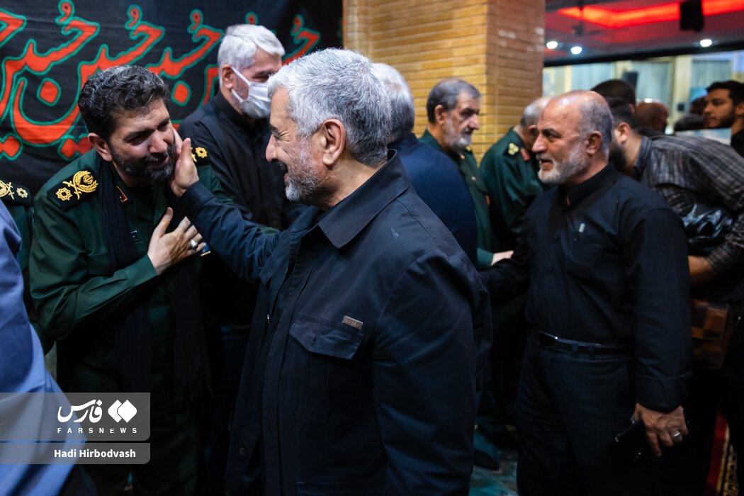 عزیز جعفری و طائب کنار یکدیگر در یک مراسم گرامیداشت / تصاویری از فرماندهان کل سپاه از زمان دفاع مقدس تا کنون در مراسم ترحیم فرمانده کل پیشین سپاه 4